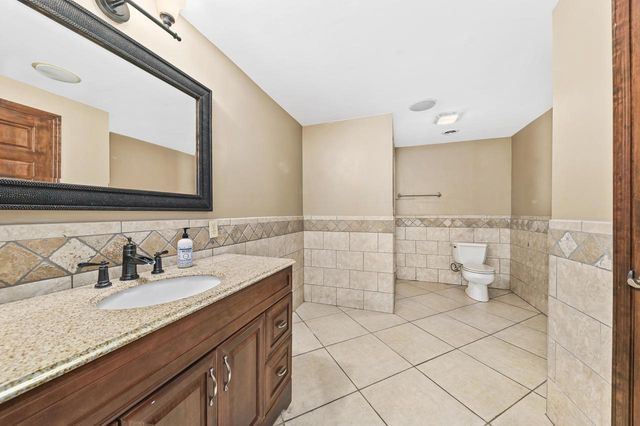 N51W19090 Crest View TERRACE, Menomonee Falls, WI 53051