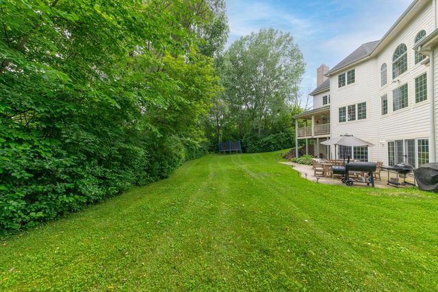 N51W19090 Crest View TERRACE, Menomonee Falls, WI 53051