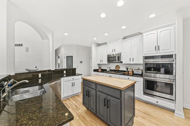 N51W19090 Crest View TERRACE, Menomonee Falls, WI 53051