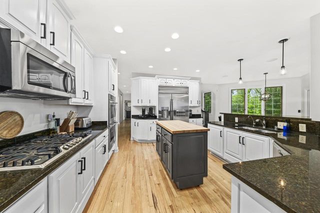 N51W19090 Crest View TERRACE, Menomonee Falls, WI 53051