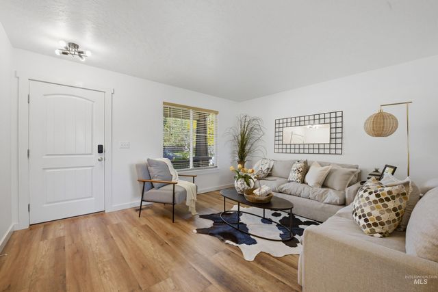 6506 S Warwickshire Ave, Boise, ID 83709