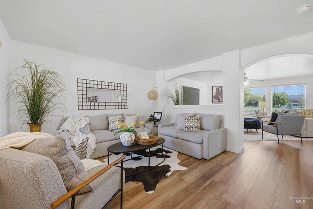 6506 S Warwickshire Ave, Boise, ID 83709