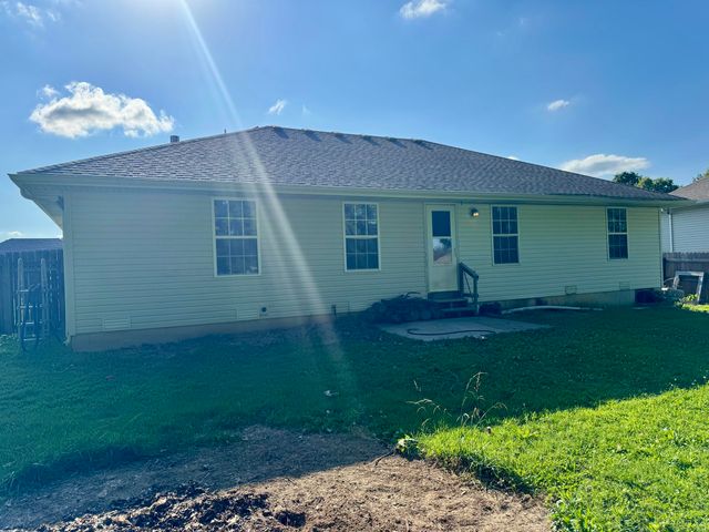 206 Spruce Avenue, Clever, MO 65631