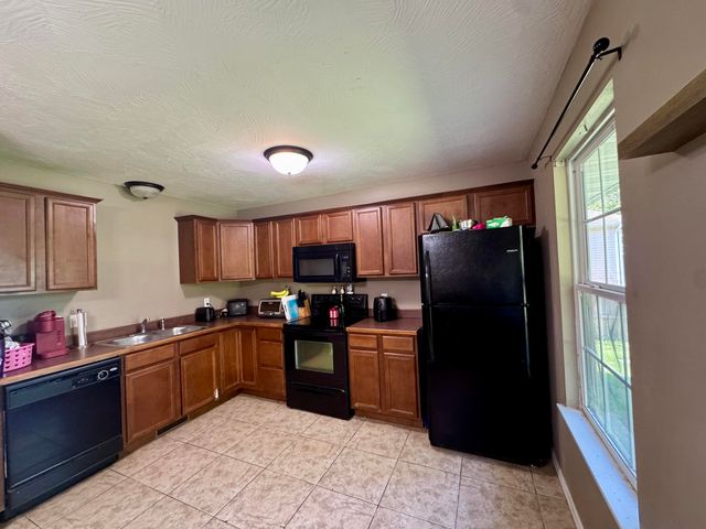 206 Spruce Avenue, Clever, MO 65631