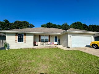 206 Spruce Avenue, Clever, MO 65631
