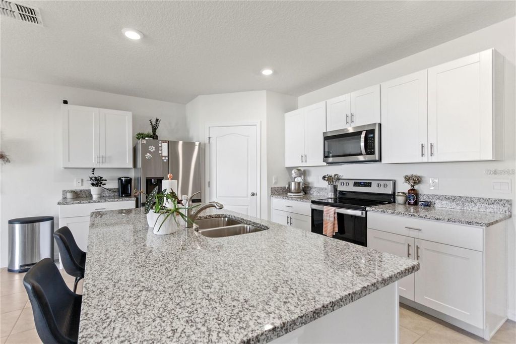 Image 8 of property listing at 1975 CACUTTA WAY, Kissimmee, FL 34744