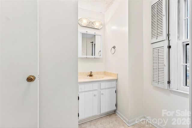 621 Winter Wood Drive, Matthews, NC 28105