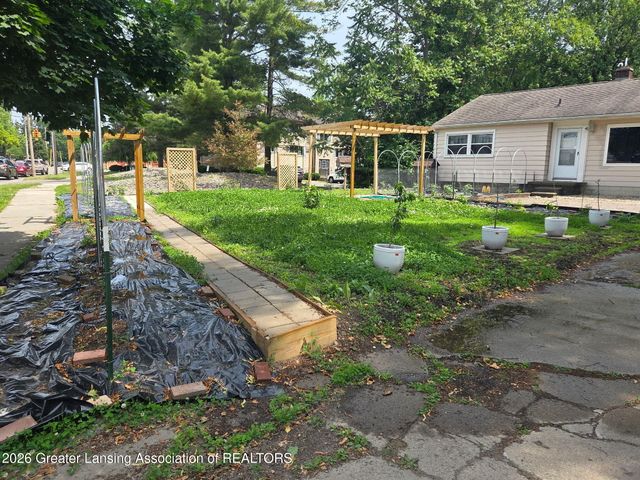 825 W Lake Lansing Road, East Lansing, MI 48823