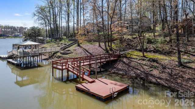 8032 Lakeview Drive, Denver, NC 28037