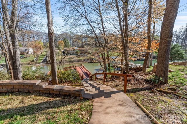 8032 Lakeview Drive, Denver, NC 28037