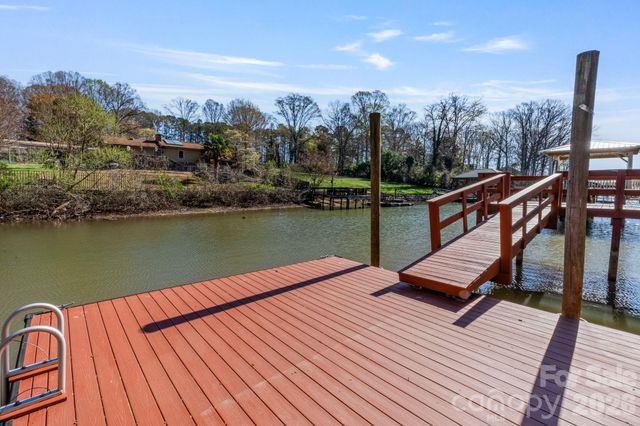 8032 Lakeview Drive, Denver, NC 28037