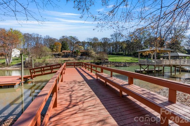 8032 Lakeview Drive, Denver, NC 28037