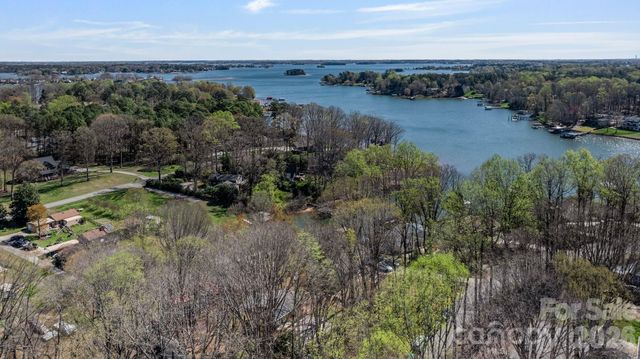 8032 Lakeview Drive, Denver, NC 28037