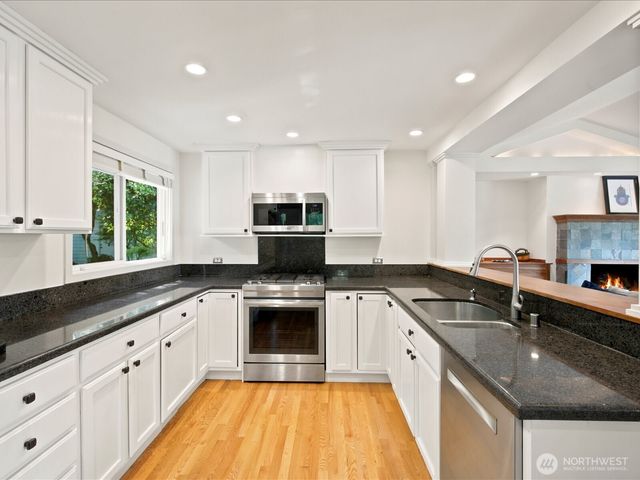 12428 68th Avenue NE, Kirkland, WA 98034