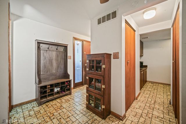 5 Cour Caravelle, Palos Hills, IL 60465