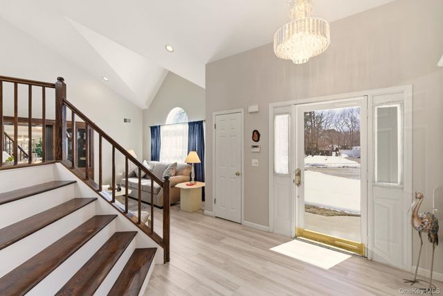 15 Alyssa Court, Holbrook, NY 11741