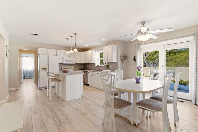 15 Alyssa Court, Holbrook, NY 11741