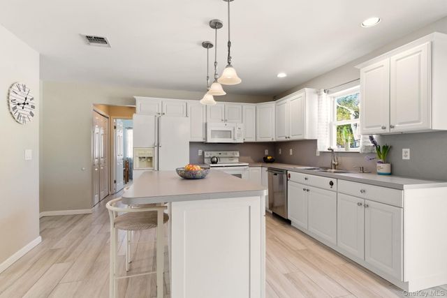 15 Alyssa Court, Holbrook, NY 11741