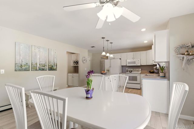 15 Alyssa Court, Holbrook, NY 11741