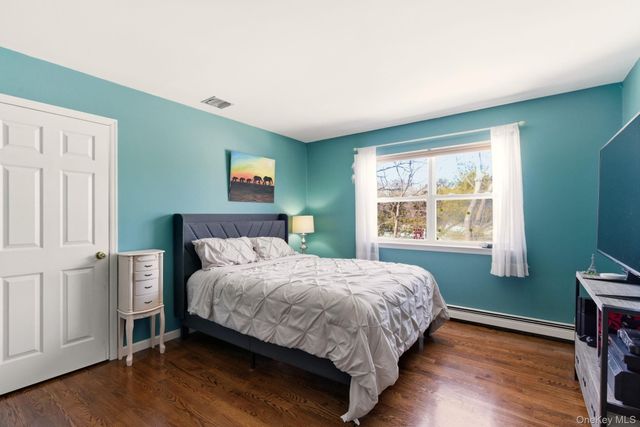 15 Alyssa Court, Holbrook, NY 11741