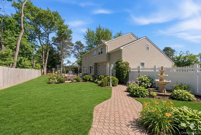 15 Alyssa Court, Holbrook, NY 11741