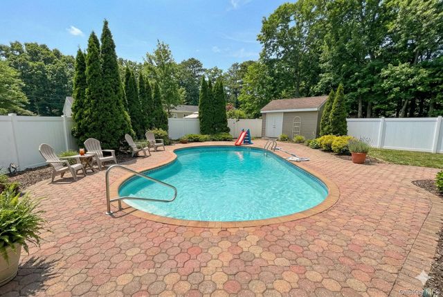 15 Alyssa Court, Holbrook, NY 11741