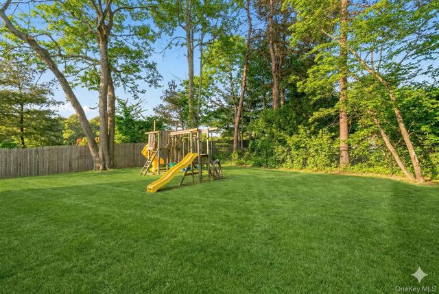 15 Alyssa Court, Holbrook, NY 11741