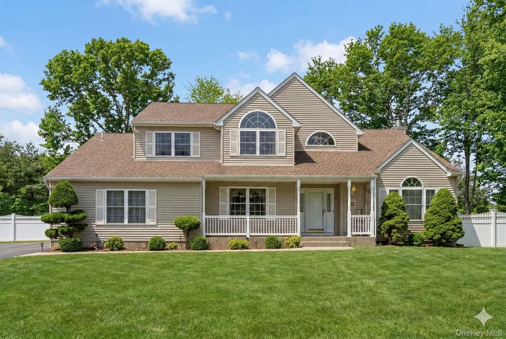 15 Alyssa Court, Holbrook, NY 11741