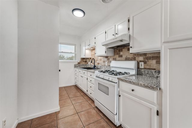 606 Overlook Dr, Midlothian, TX 76065