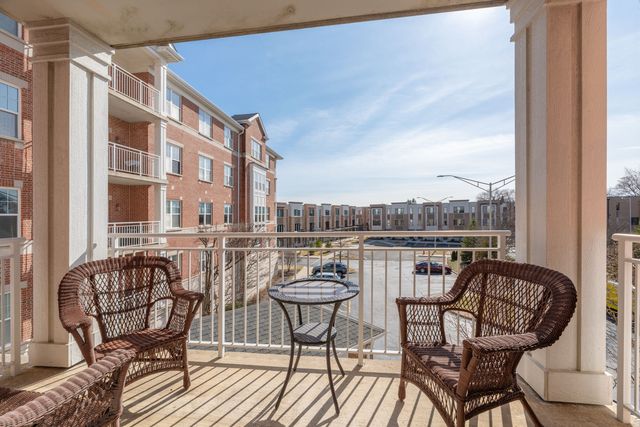 153 Pointe Drive 201, Northbrook, IL 60062