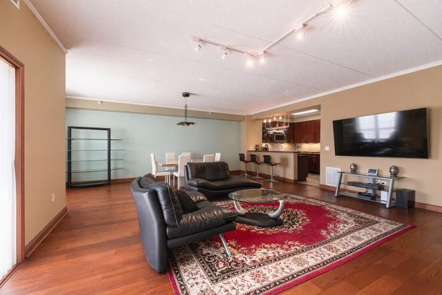 153 Pointe Drive 201, Northbrook, IL 60062