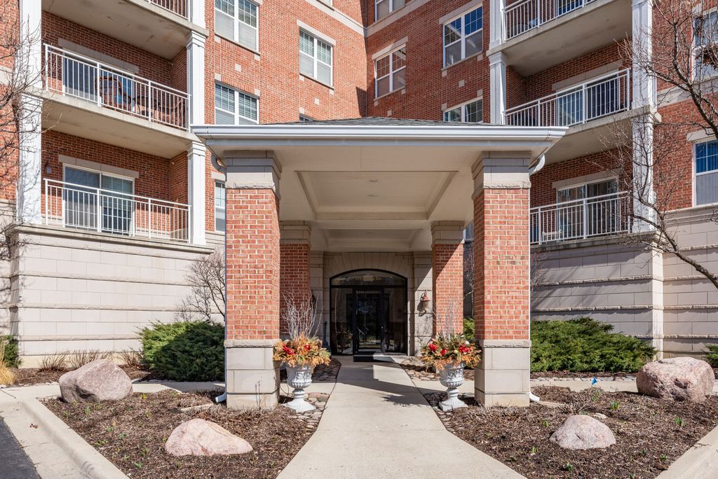 153 Pointe Drive 201, Northbrook, IL 60062