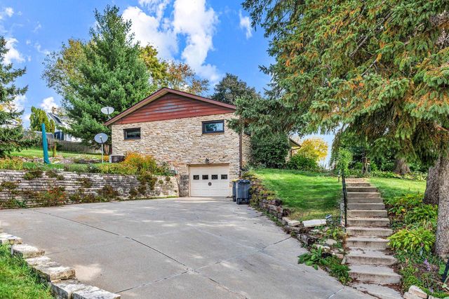 416 Bidwell AVENUE, Waukesha, WI 53188