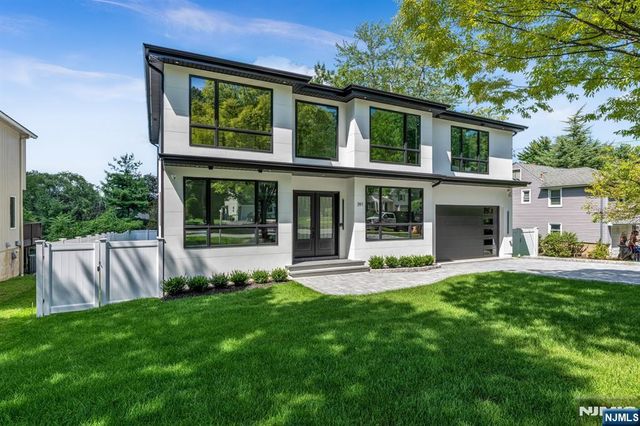 391 Burnet Place, Paramus, NJ 07652