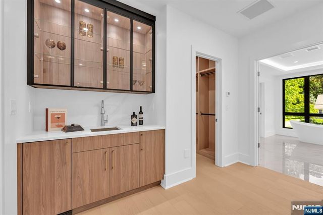 391 Burnet Place, Paramus, NJ 07652