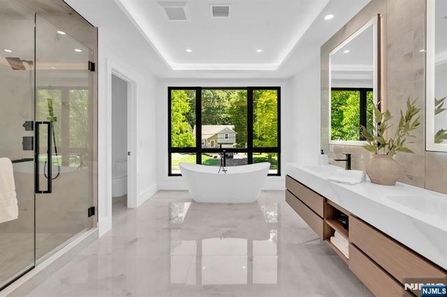 391 Burnet Place, Paramus, NJ 07652
