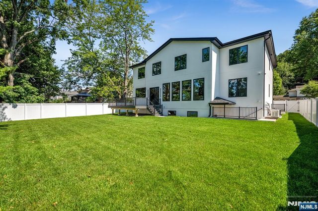 391 Burnet Place, Paramus, NJ 07652