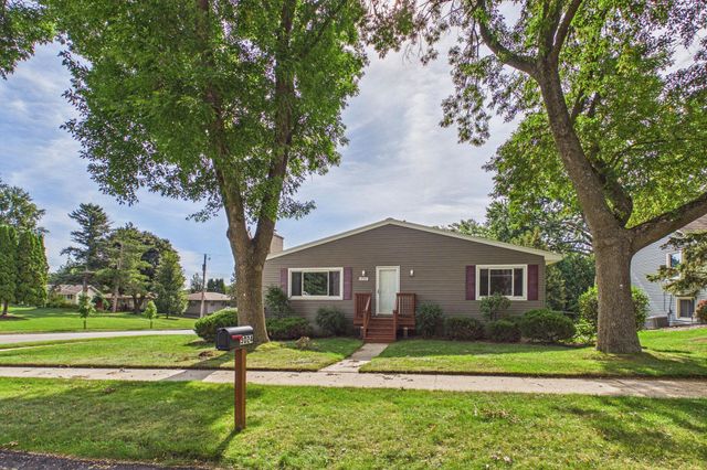 3024 Crescent Lane NW, Rochester, MN 55901