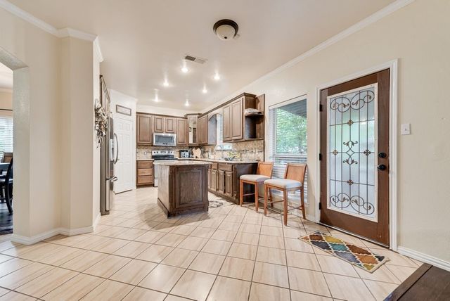 5715 Creekhollow Drive, Arlington, TX 76018