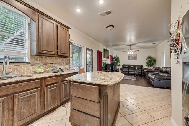 5715 Creekhollow Drive, Arlington, TX 76018