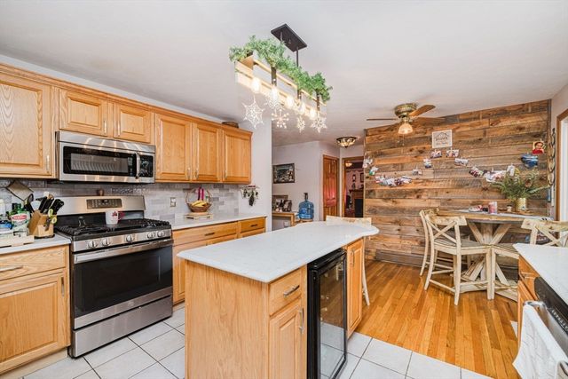 989 Elm St, Somerset, MA 02726