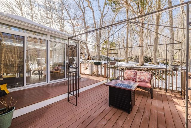 989 Elm St, Somerset, MA 02726