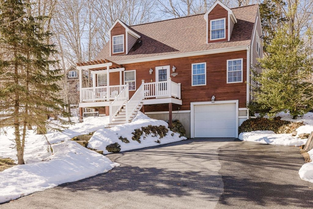 989 Elm St, Somerset, MA 02726