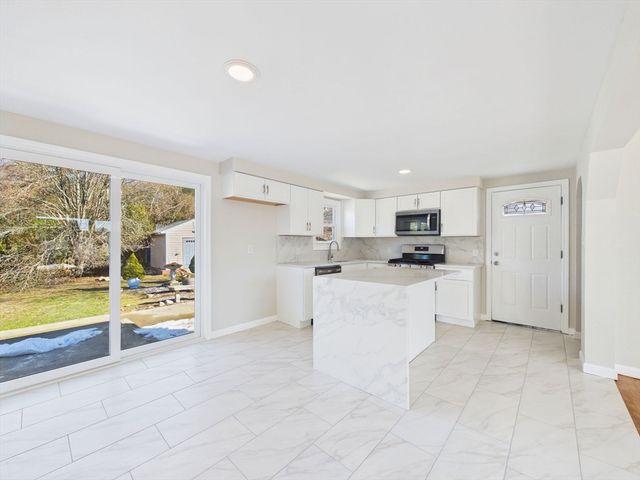 37 Maxine St, New Bedford, MA 02745