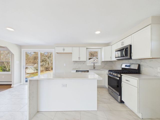 37 Maxine St, New Bedford, MA 02745