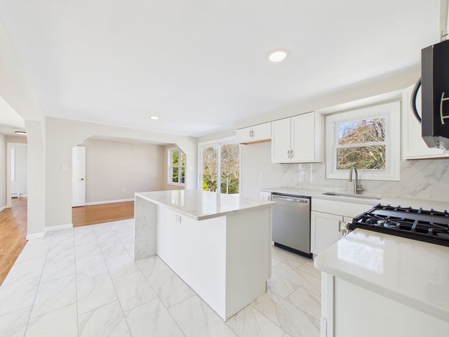 37 Maxine St, New Bedford, MA 02745