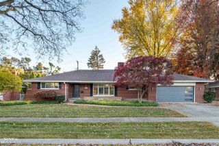 55 S Edgewood Dr Road, Grosse Pointe Shores, MI 48236