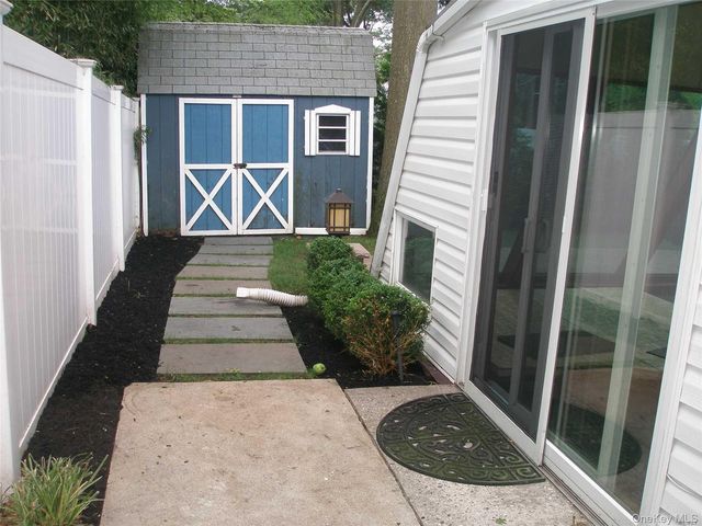 4924 Express Dr South, Ronkonkoma, NY 11779
