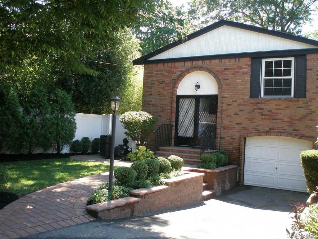 4924 Express Dr South, Ronkonkoma, NY 11779