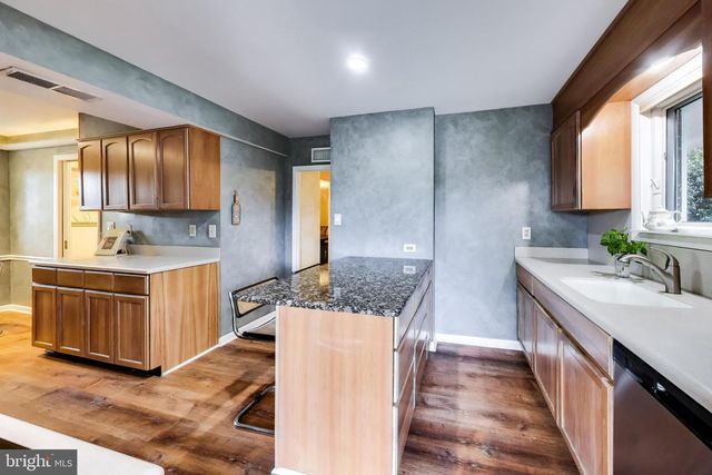 5002 ROSLYN RD, Annandale, VA 22003